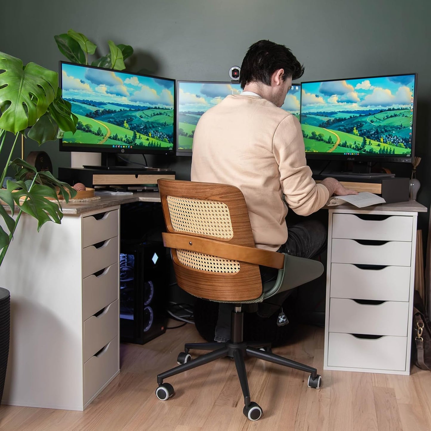 Home Office Desk Chair with Ergonomic Rattan Backrest, Walnut Crafts, Curved Arms, Faux Leather, Caster Wheels, Height Adjustable, Computer Chair for Desk Work, Executive Task, Conference Room - Green