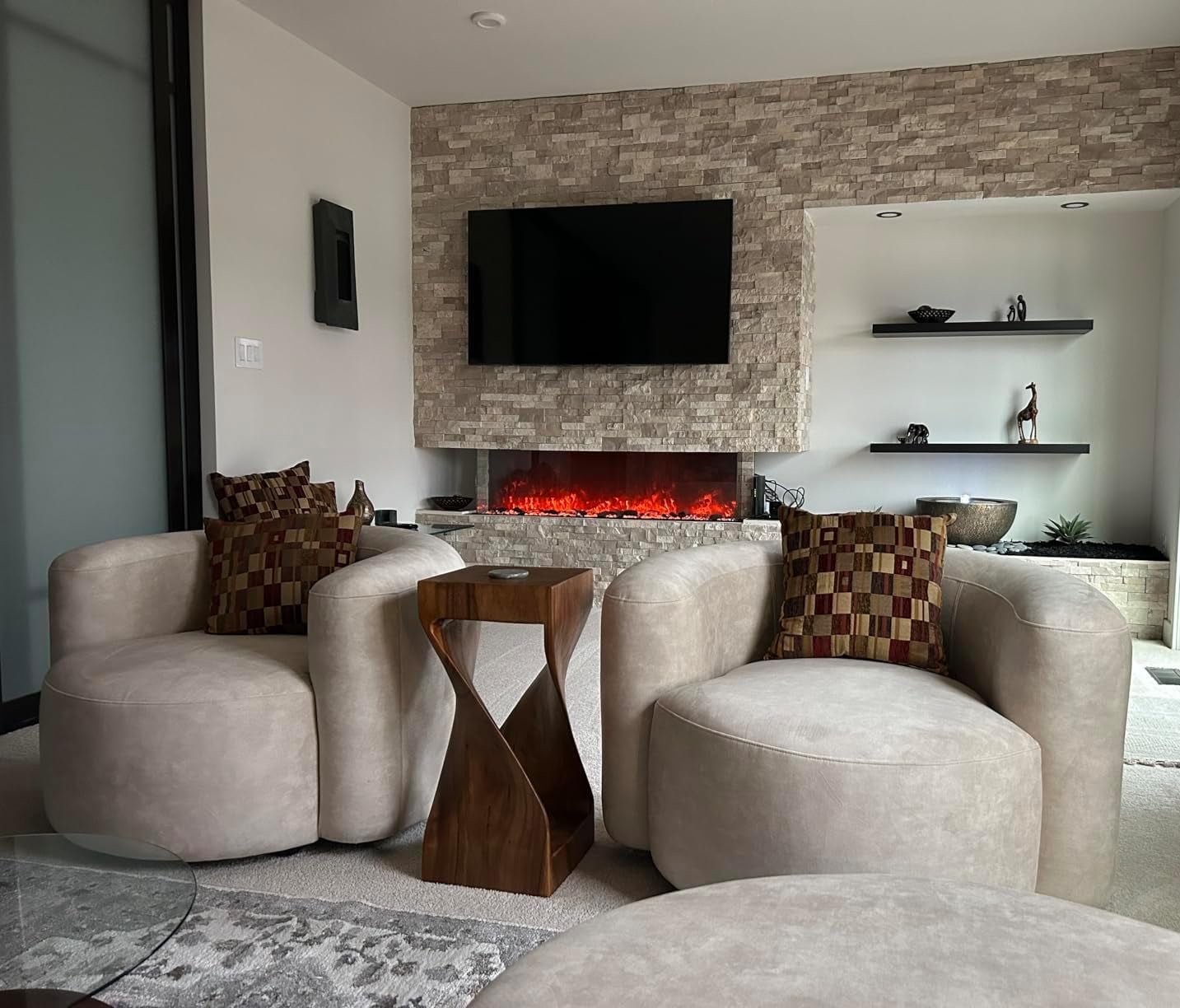 Luxury Modern Tight Curved Back Velvet Sofa, Minimalist Style Comfy Couch for Living Room Apartment Reception Space, Cream Single Chair